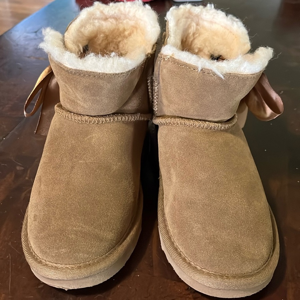Girls Bear Pawz boots.